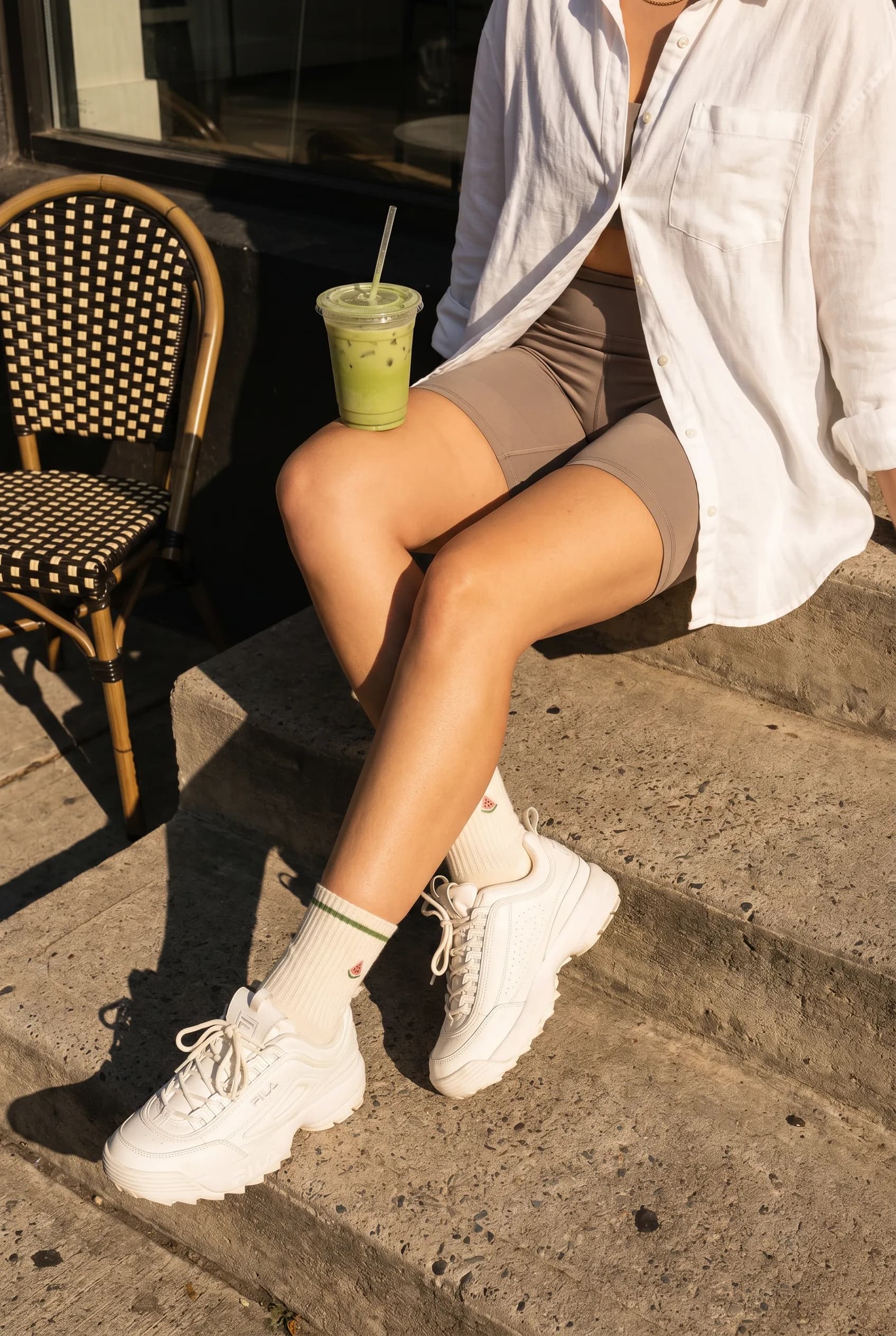 Pilates Essentials gripsokker off-duty på café